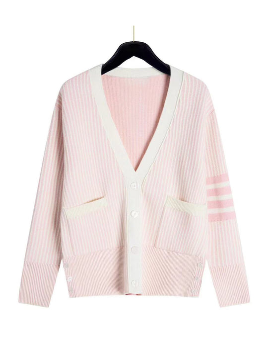 Damen modische Strickjacke mit Knopfdetails und praktischen Taschen R&B