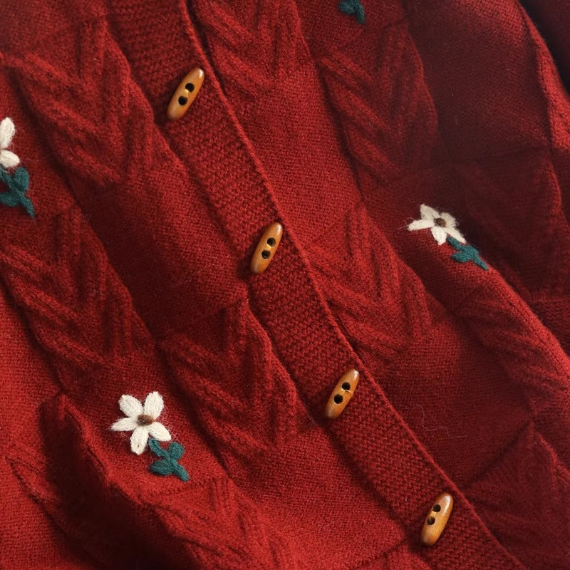 Damen Strickjacke mit floralem Zopfmuster und Holzknöpfen R&B