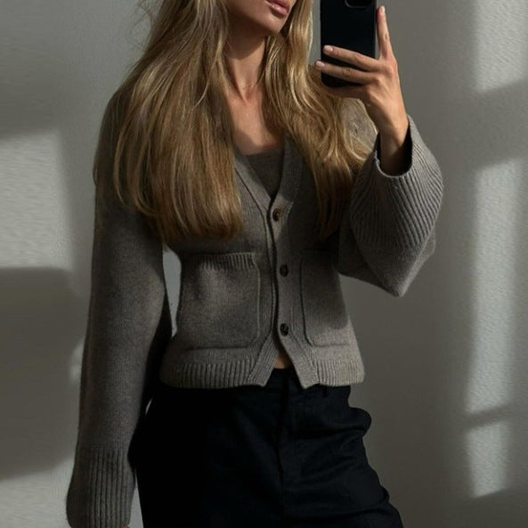 Damen Strickjacke mit tiefem V-Ausschnitt und praktischen Taschen R&B