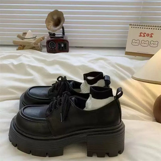 Damen Plateau-Sneaker mit eleganter Lackleder-Optik und kuscheligem Strickkragen R&B