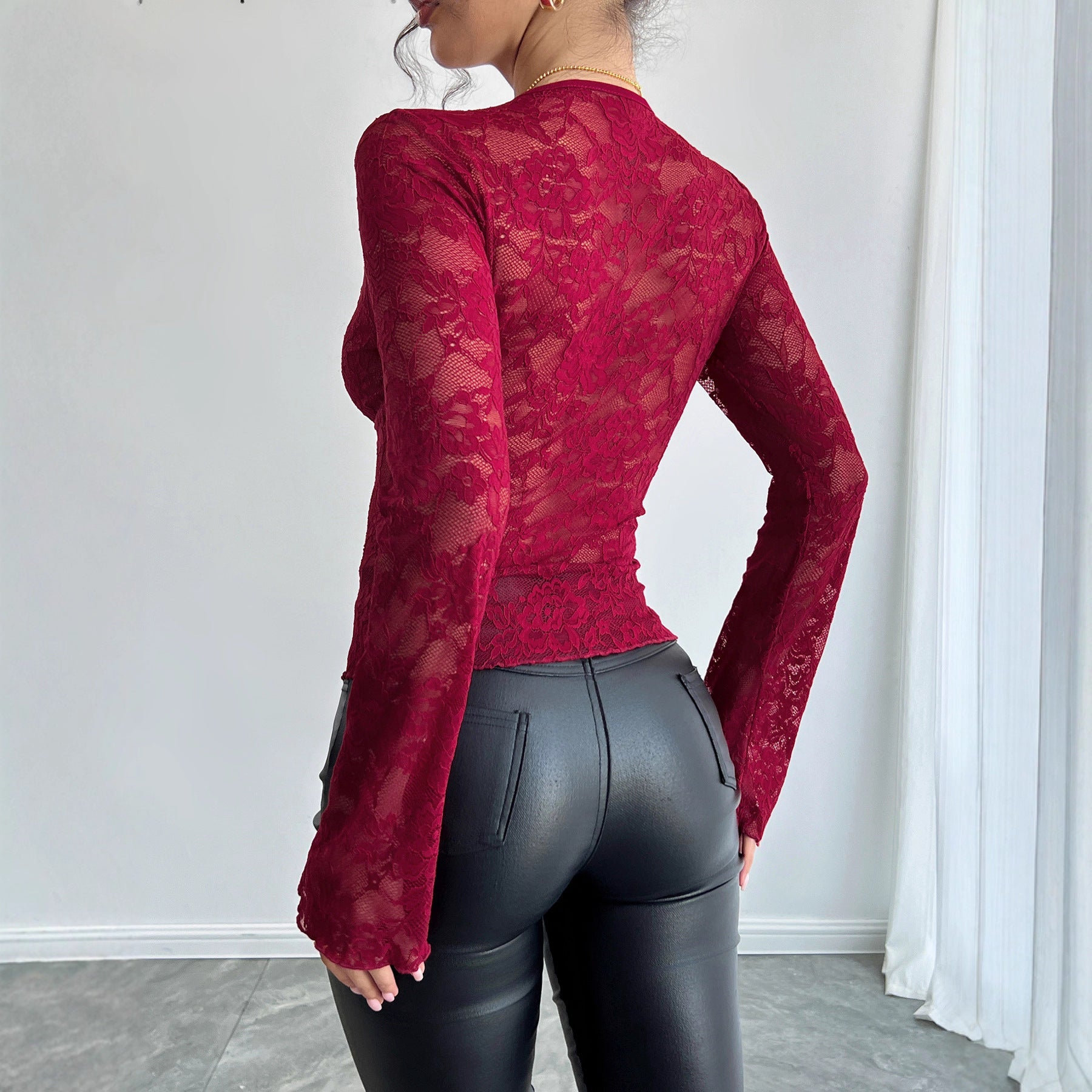 Damen nan tailliertes Spitzen-Langarmoberteil mit geschwungenem V-Ausschnitt, floraler Transparenz und ausgestellten Manschetten R&B