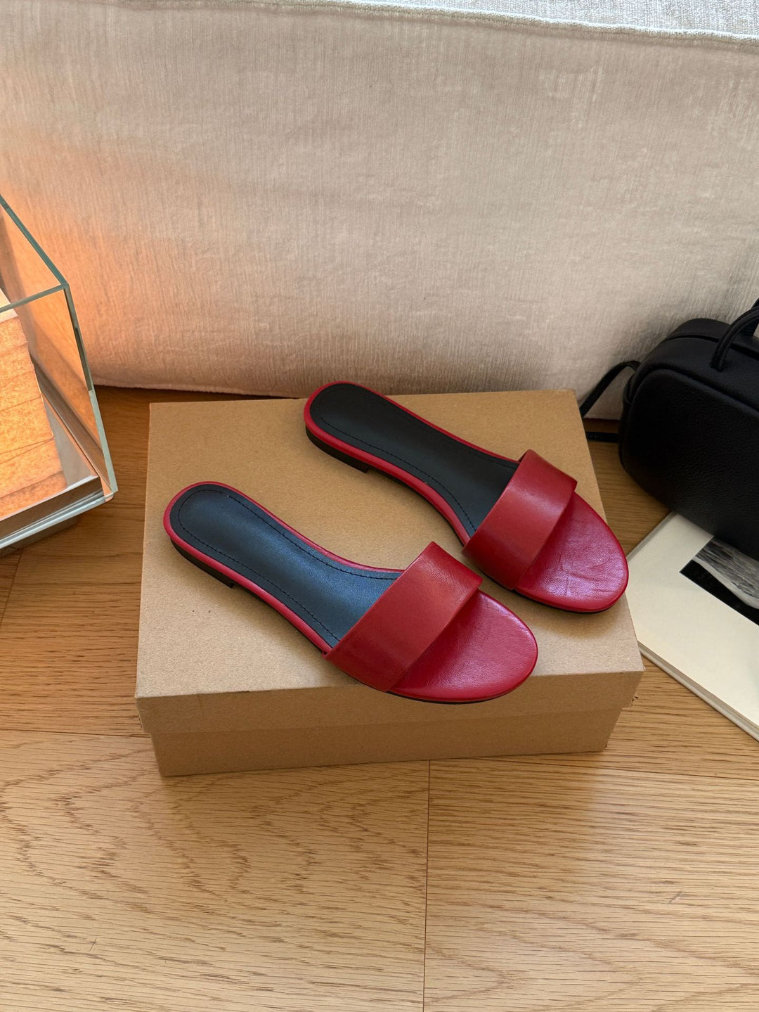 Damen Elegante Schlupfsandalen mit breitem Riemen aus hochwertigem Leder R&B