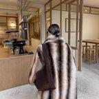 Damen luxuriöser Kunstfellmantel mit breitem Kragen und eleganten Details R&B