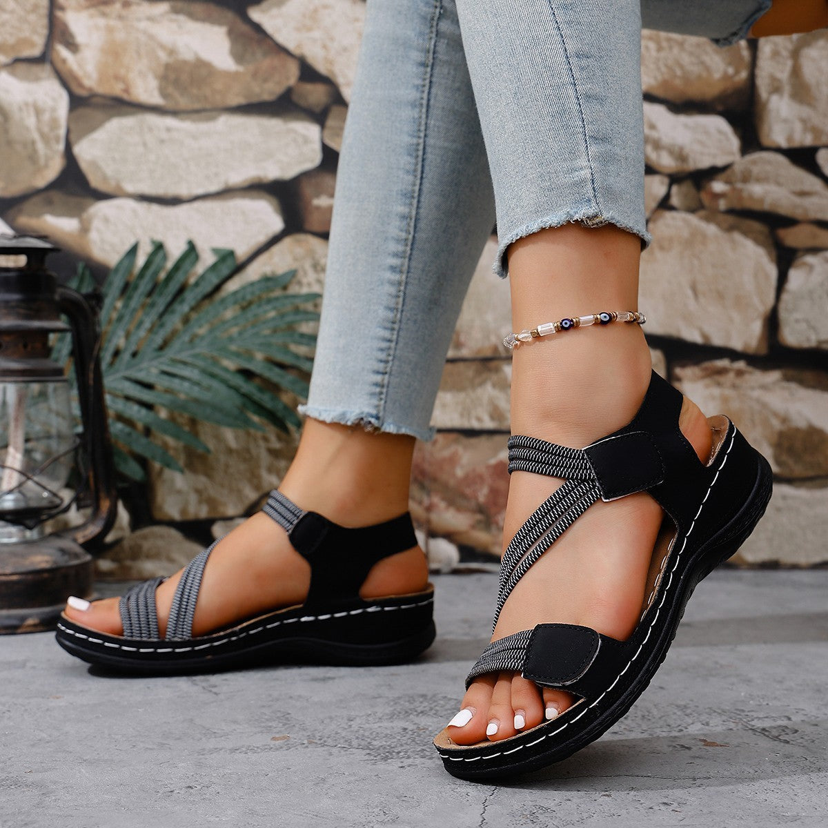 Damen komfortable Riemensandalen mit innovativer Fußbettgestaltung und verstellbarem Riemendesign R&B