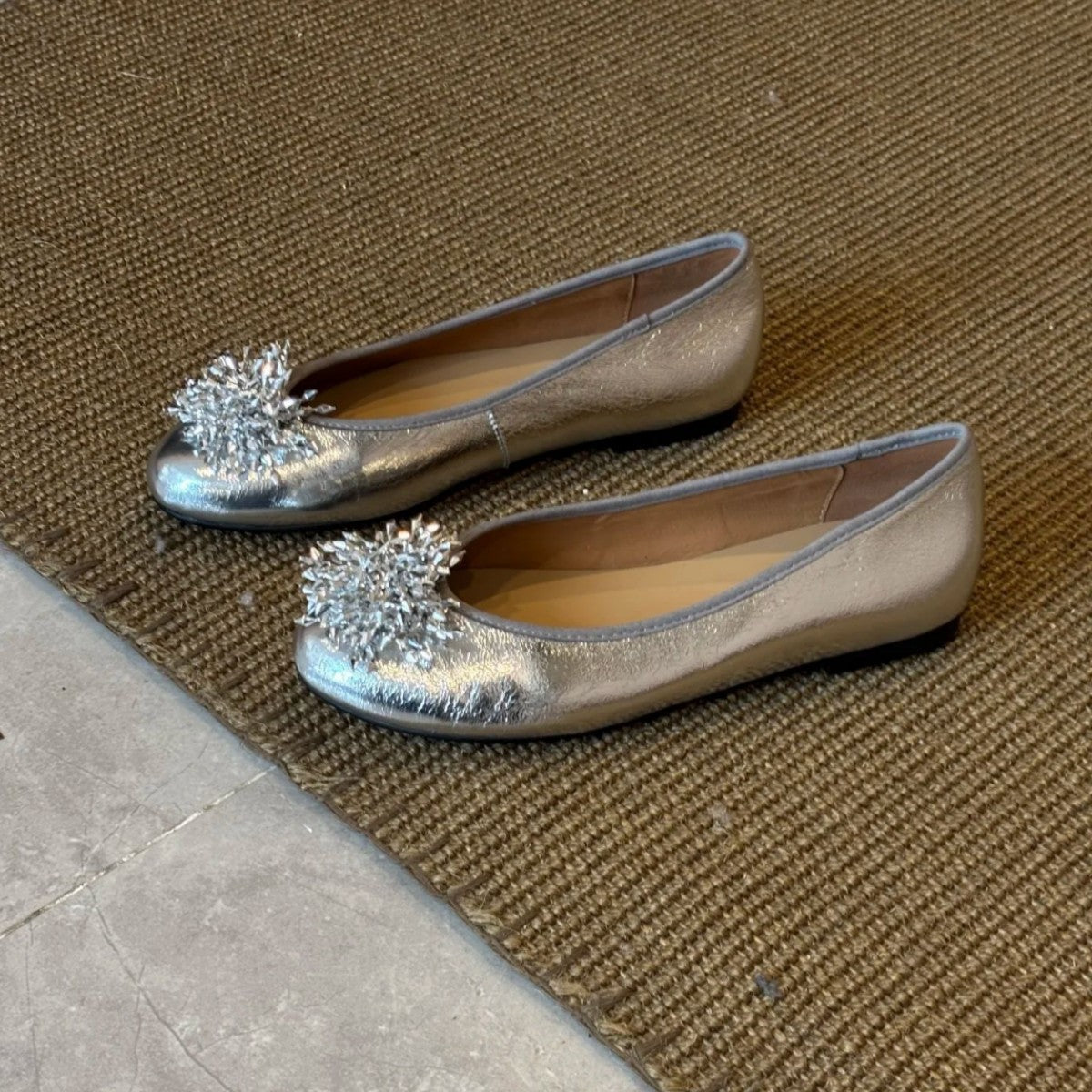 Damen Ballerinas mit außergewöhnlichem Blumendekor und glänzender Oberfläche