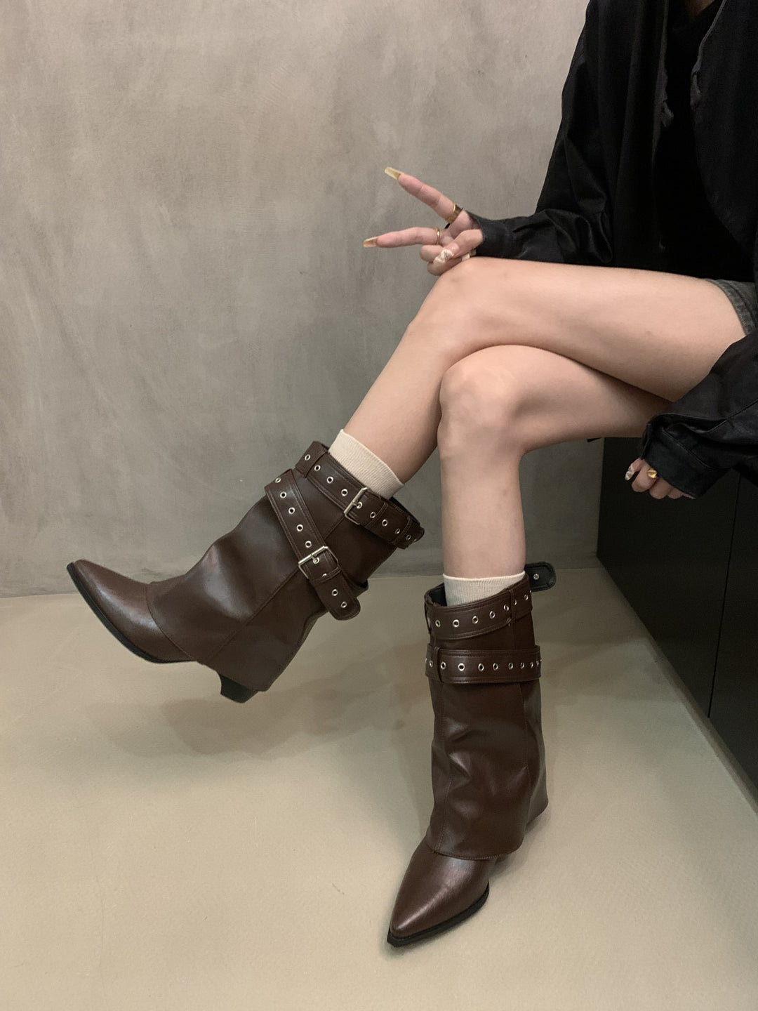 Damen Stiefel mit modischer Schnallenverzierung und schickem Cut-Out R&B