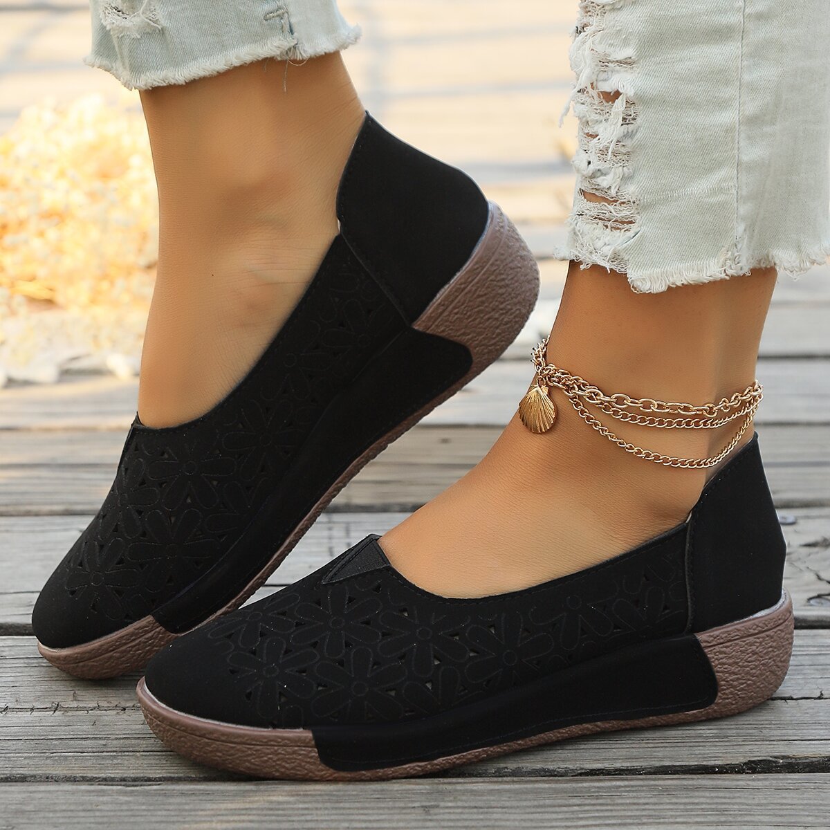 Damen Bequeme Slip-On Schuhe mit floraler Cut-Out-Optik R&B