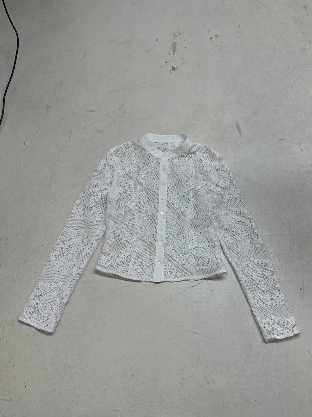 Damen Spitzenshirt mit elegantem Kragen und Knopfdetail R&B