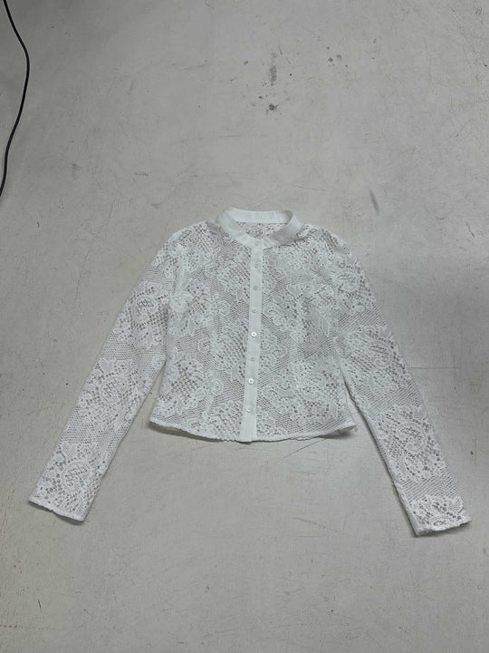 Damen Spitzenshirt mit elegantem Kragen und Knopfdetail R&B