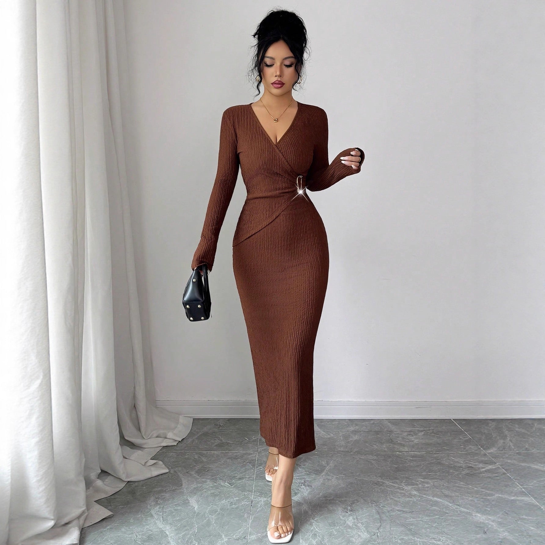 Damen nan tailliertes Wickelkleid mit V-Ausschnitt, strukturierter Knitteroptik und dekorativer Gürtelschließe R&B