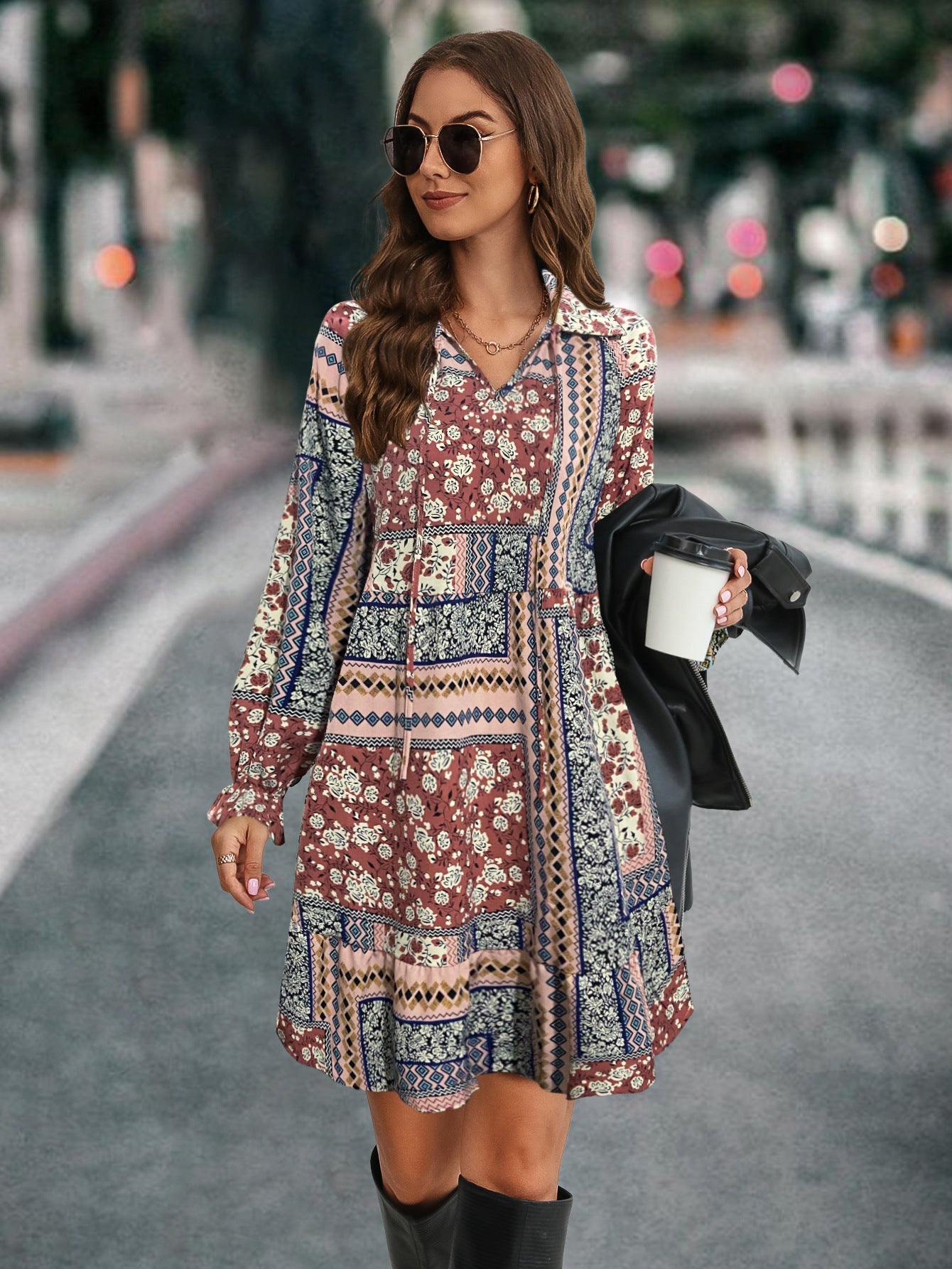 Damen Boho-Minikleid mit langen Ärmeln und buntem Muster R&B