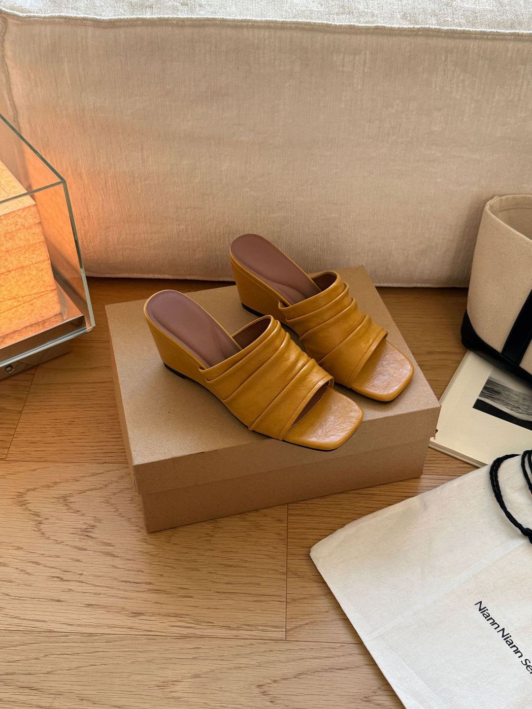 Damen Komfortable Plateau-Sandalen mit geschlossenen Zehen und elegantem Riemen R&B
