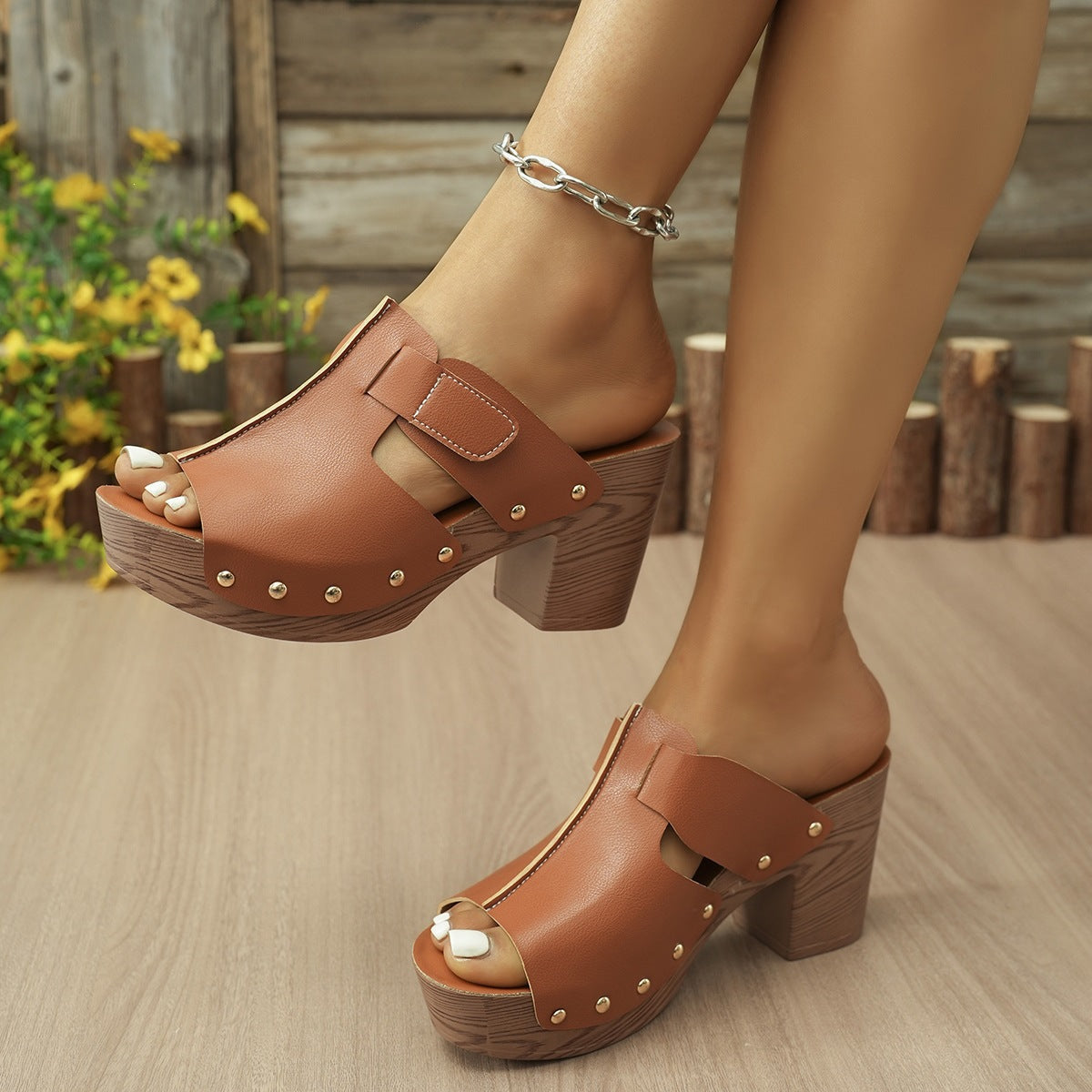 Damen Plattform-Pantoletten mit modischem Riemen und eleganten Nieten