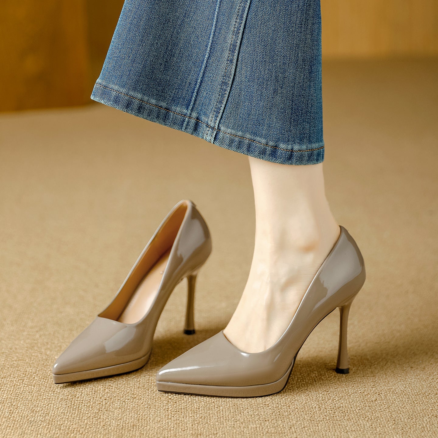 Damen stilvolle spitze High Heels mit glänzender Oberfläche