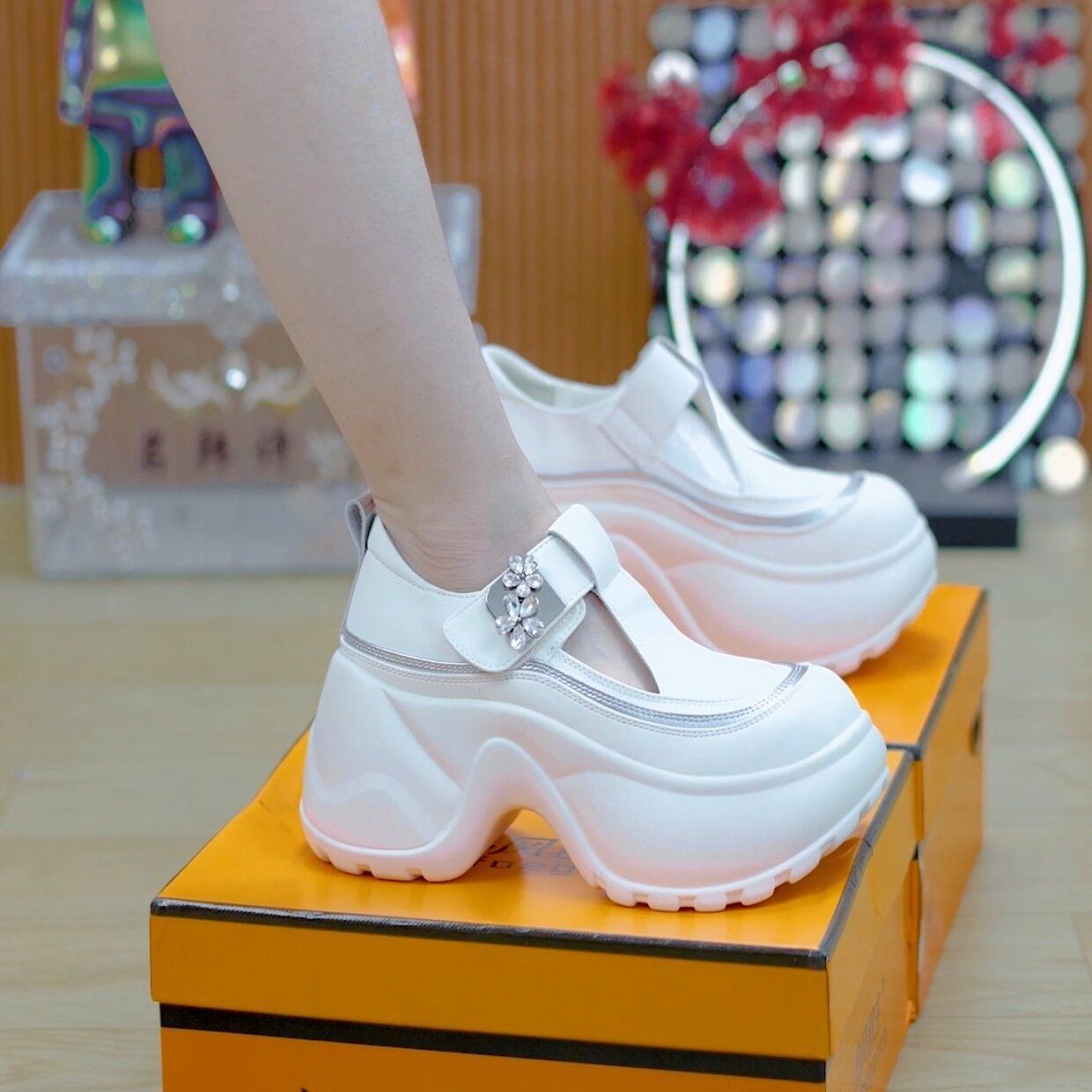 Damen Sportliche Clogs mit verstellbarem Riemen und elegantem Blumenakzent