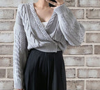 Damen Strickjacke mit tiefem V-Ausschnitt und Zopfstrickdesign R&B