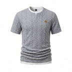 Herren nan texturiertes Kurzarmshirt mit geprägter Zopfstruktur, V‑Einsatz am Rundhals und Lagenlook R&B