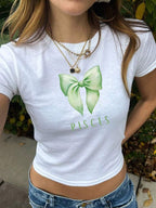 Damen Crop-Shirt mit charmantem Schleifenmotiv und astrologischem Druck R&B