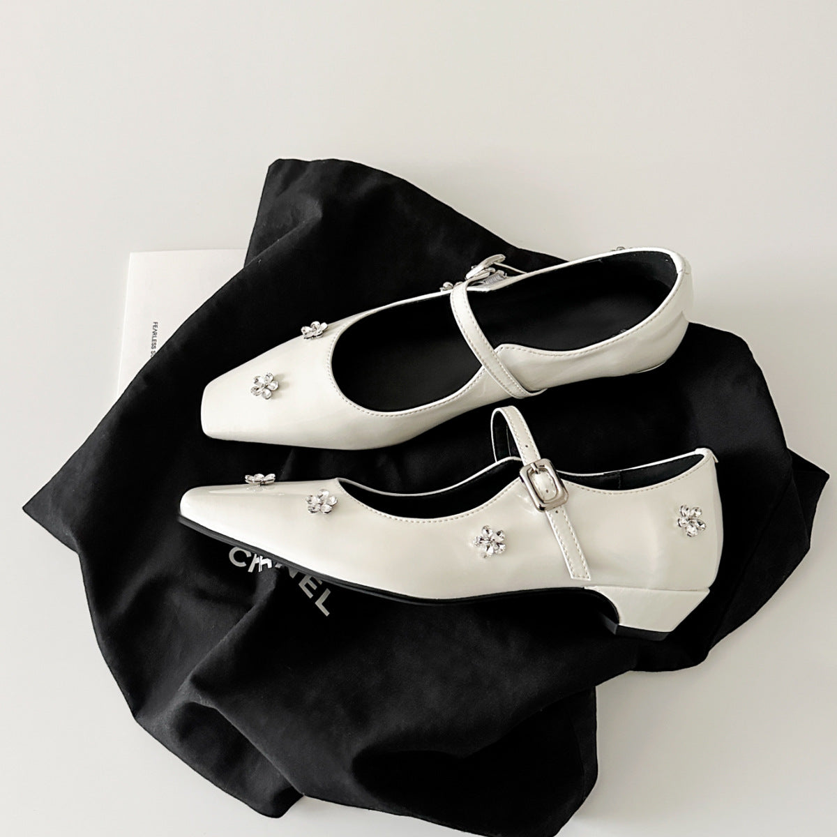 Damen Ballerina Schuhe mit dekorativen Blumenapplikationen und Riemen