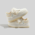 Damen Sneaker mit verspieltem Design und romantischen Spitzenakzenten