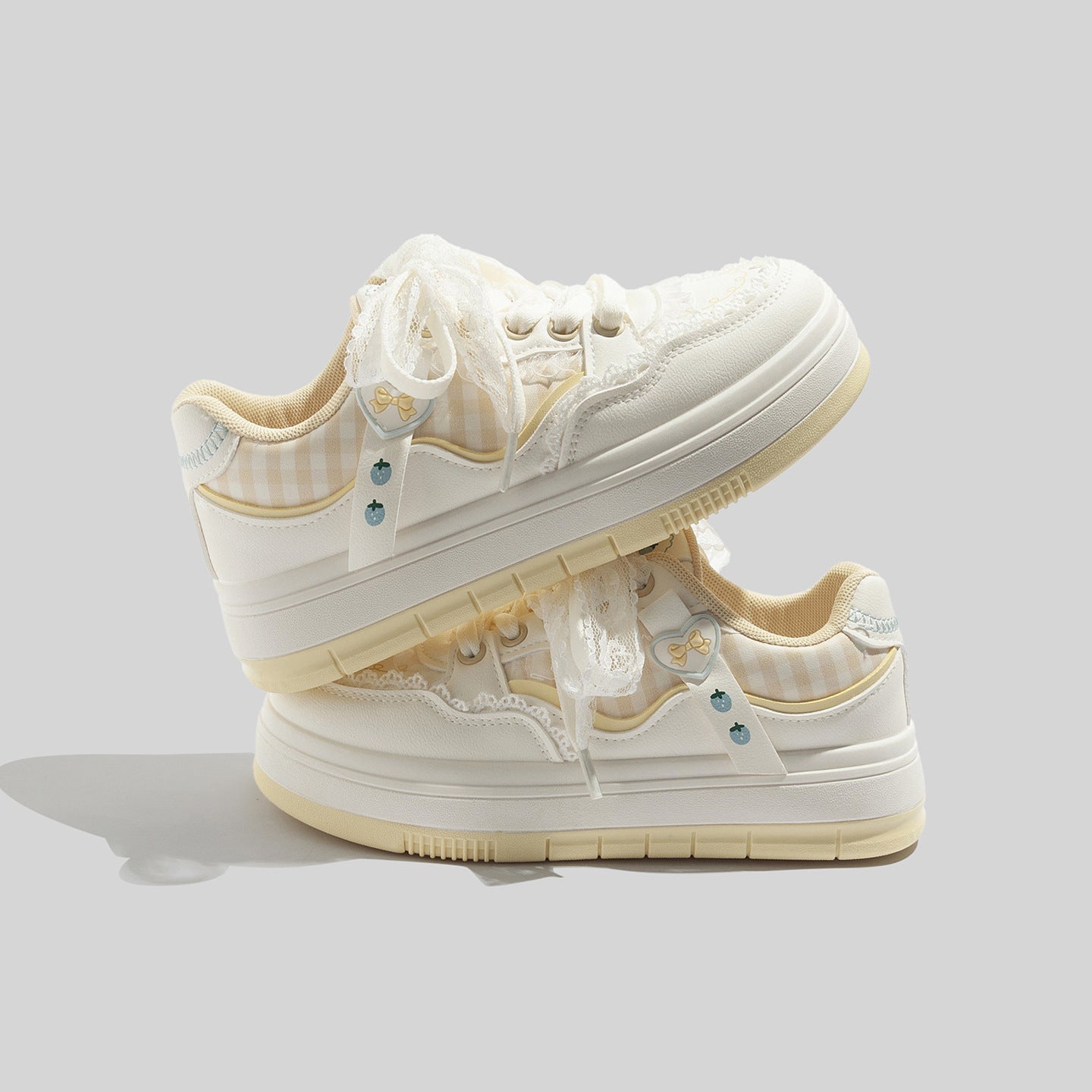Damen Sneaker mit verspieltem Design und romantischen Spitzenakzenten