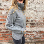 Damen modischer Strickpullover mit Knopfdetails und hohem Kragen R&B
