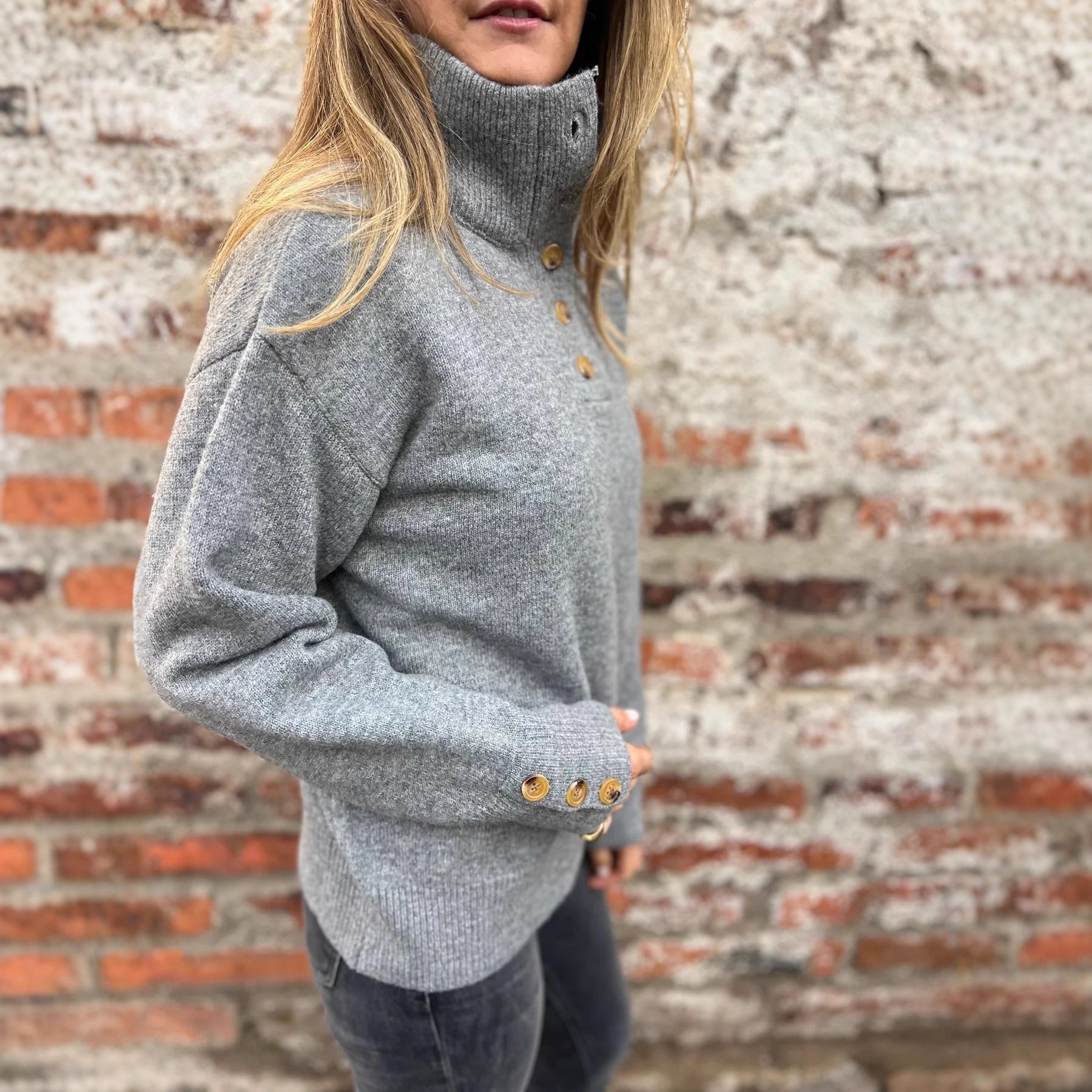 Damen modischer Strickpullover mit Knopfdetails und hohem Kragen R&B
