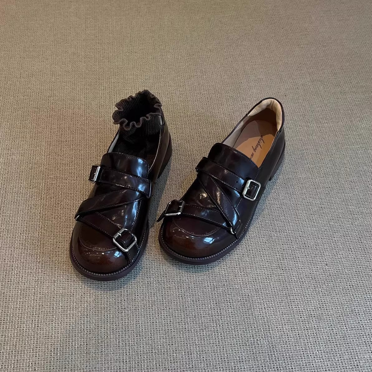 Damen Modische Slipper mit einzigartigem Schnallenverschluss und glänzender Oberfläche R&B