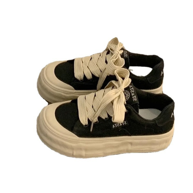 Damen Sportliche Plateau Sneaker mit bequemer Sohle und einzigartigen Schnürdetails