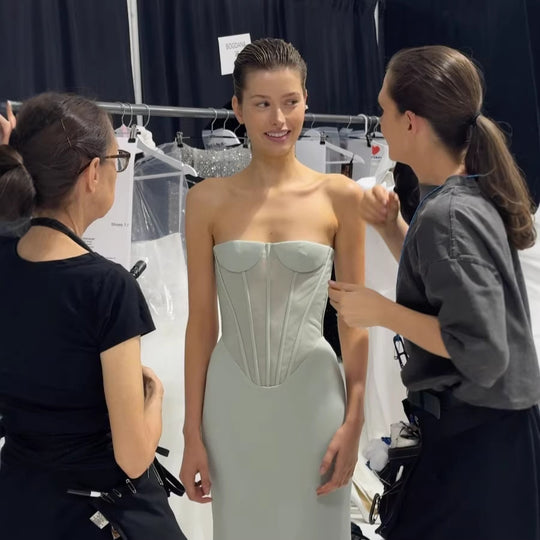 Damen Körpernahes Maxikleid mit eleganter Drapierung und innovativem Rückendesign R&B