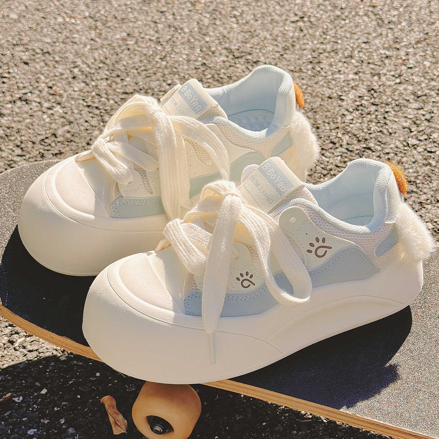 Damen Sneaker mit plüschiger Fütterung und flexiblen Schnürsenkeln