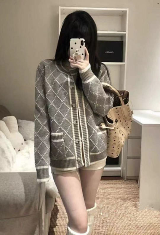 Damen modischer Strickcardigan mit eleganter Rautenmusterstruktur und goldenen Knöpfen R&B
