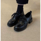 Damen Elegante Schnürschuhe mit modernem Blockabsatz und glänzender Oberfläche