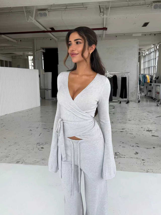 Damen nan Strick-Wickeloberteil mit Bindegürtel und Trompetenärmeln sowie taillenhoher weitgeschnittener Strickhose R&B