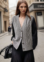 Damen Strickweste mit kunstvollem Zopfmuster und Knopfdetails