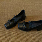 Damen Quadratpumps mit dekorativen Schnürdetails und elegantem Blockabsatz