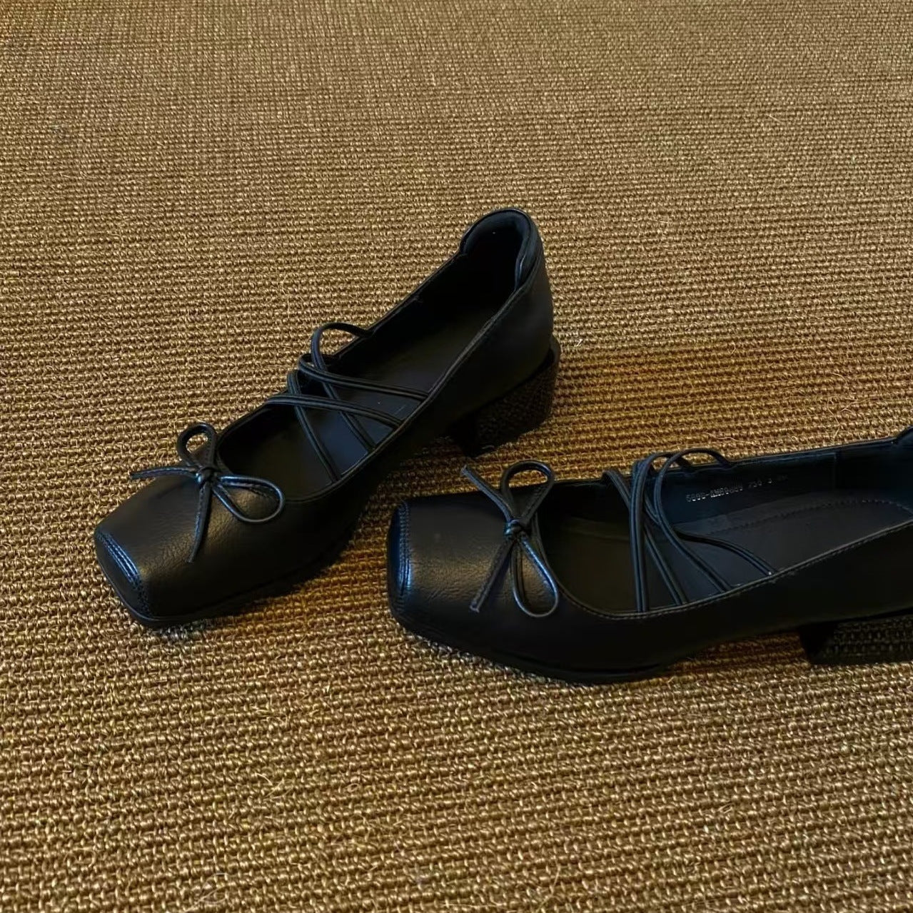 Damen Quadratpumps mit dekorativen Schnürdetails und elegantem Blockabsatz