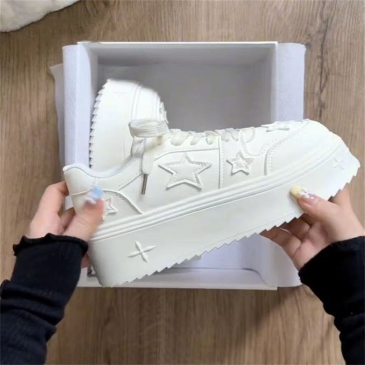 Damen Plateau-Sneaker mit modernen Stern-Applikationen und dämpfender Sohle R&B