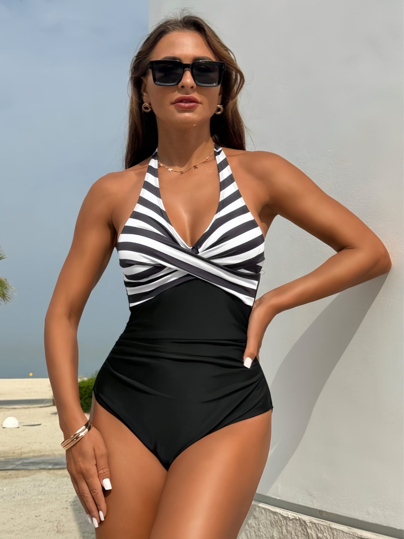 Damen Einteiler-Badeanzug mit elegantem Wickel-Design und vertikalen Streifen R&B