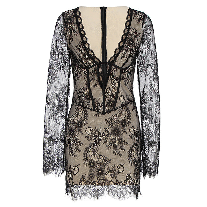 Damen Spitzenkleid mit verführerischem Schnitt und filigranen Details R&B