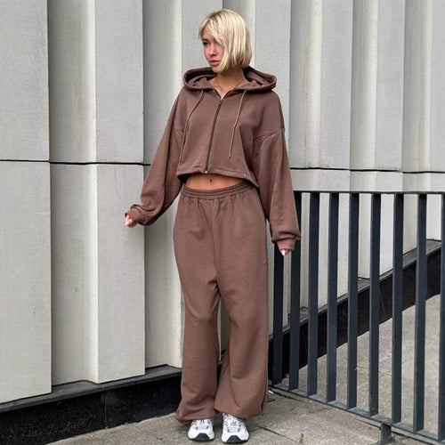 Damen lässiges Sportoutfit mit cropped Kapuzenjacke und weiter Hose R&B