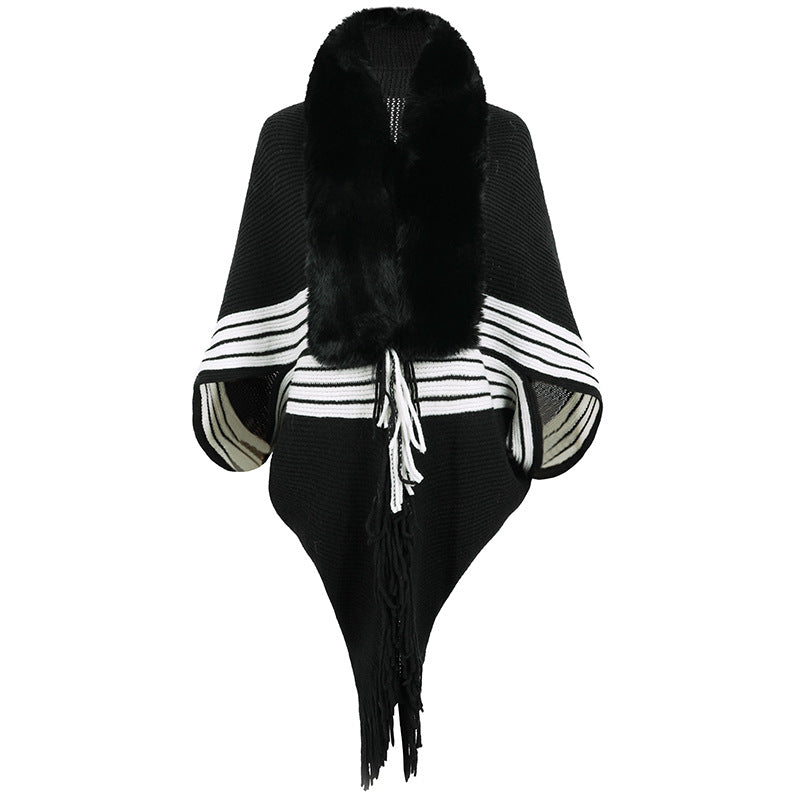 Damen eleganter Strickponcho mit kunstfellbesetztem Kragen und Fransen R&B