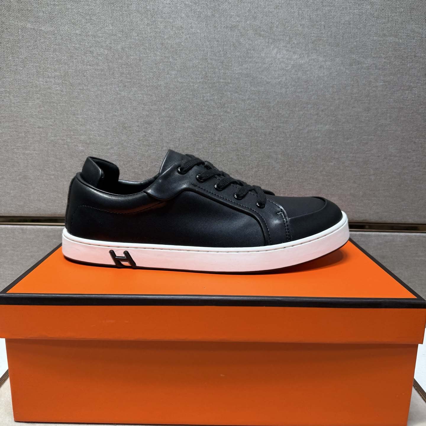 Damen sportliche Sneakers aus edlem Kunstleder mit rutschfester Sohle R&B