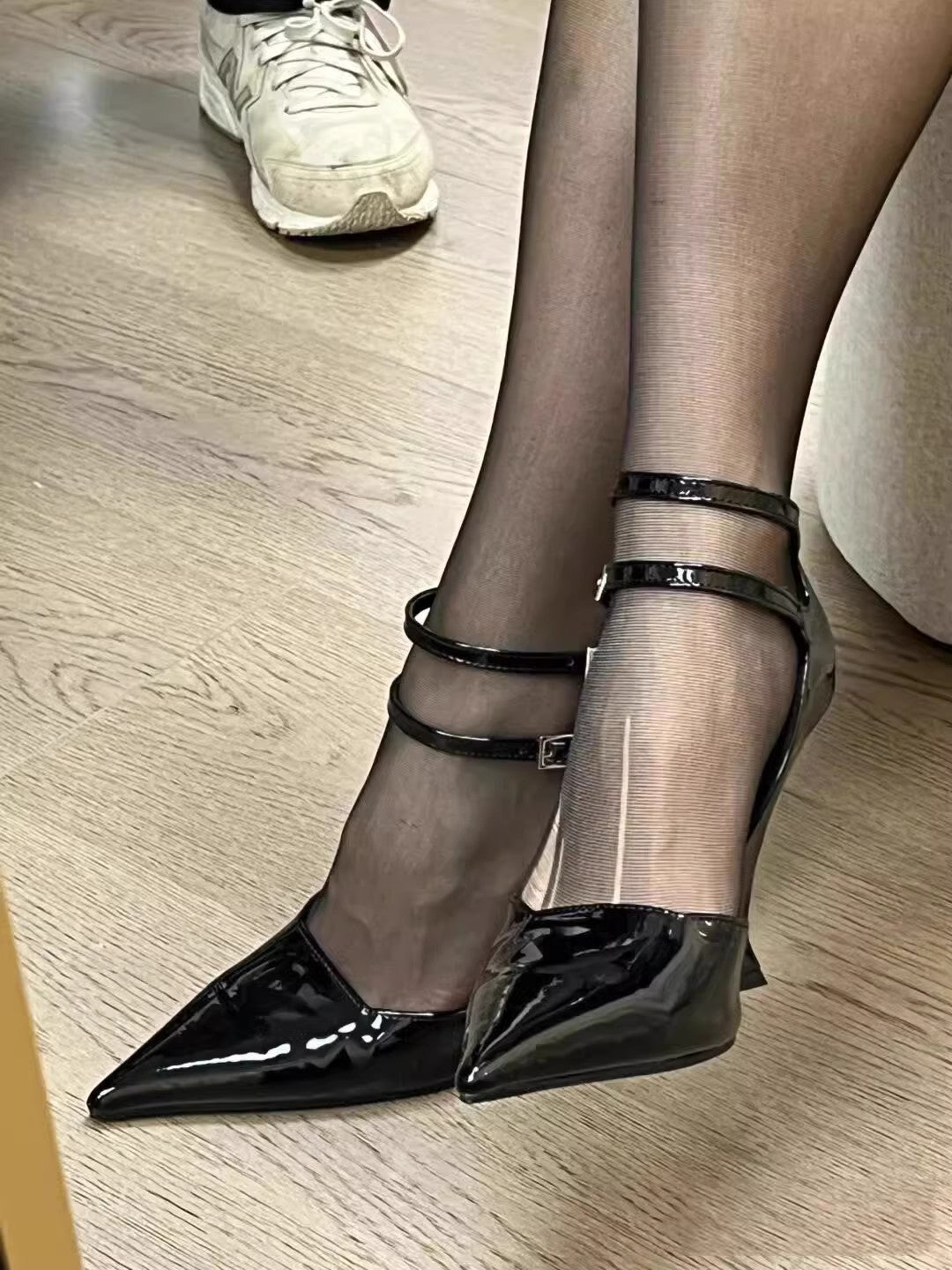 Damen spitze Pumps mit eleganten Riemen R&B