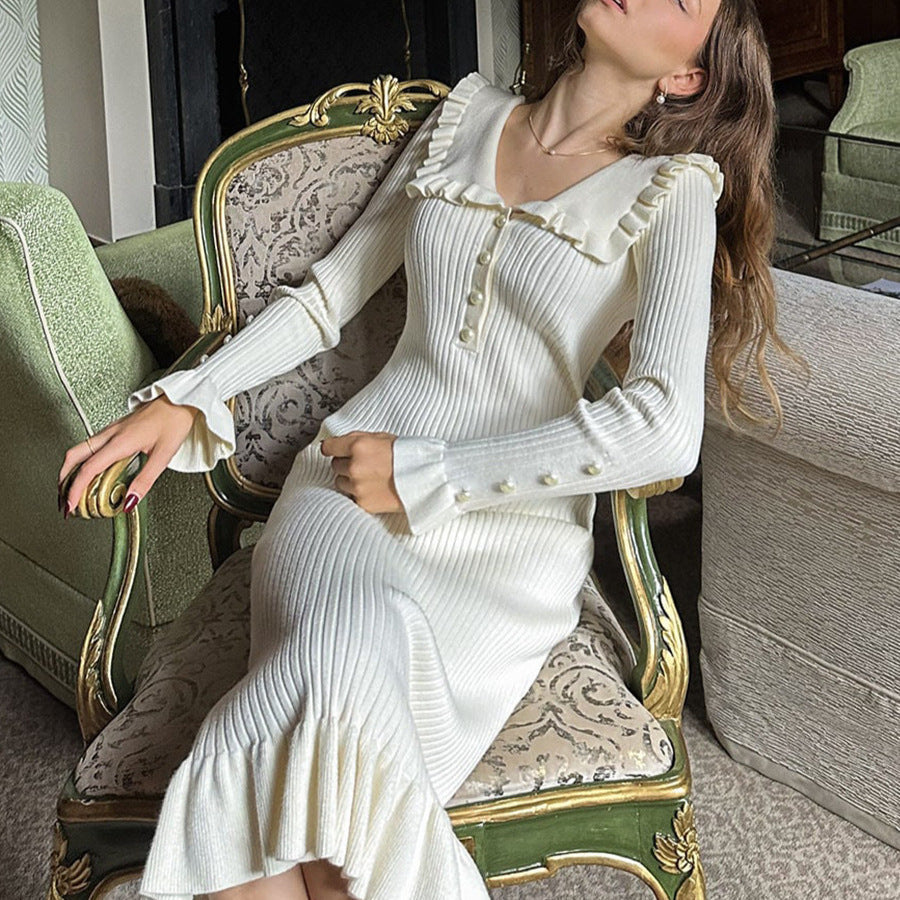 Damen Raffiniertes Strickkleid mit Rüschendetails und Perlknopfverzierung R&B