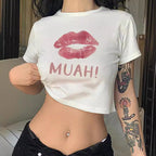 Damen Crop-T-Shirt mit verspieltem Lippenmotiv und modernem Schriftzug R&B