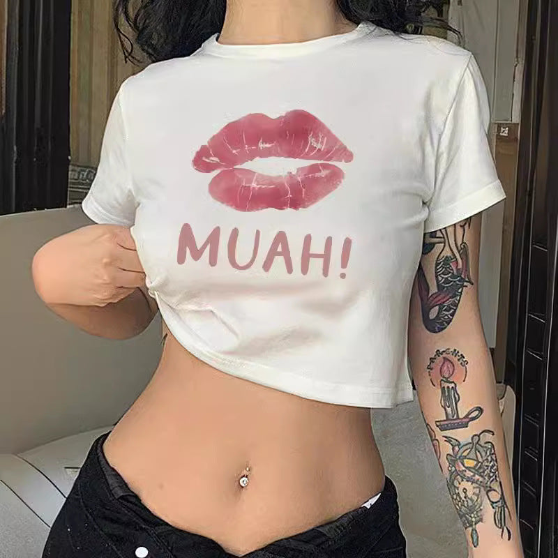 Damen Crop-T-Shirt mit verspieltem Lippenmotiv und modernem Schriftzug R&B