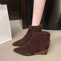 Damen Ankle Boots mit eleganter spitz zulaufender Form und tierischem Akzent