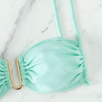 Damen Bikini-Set mit modernen Rüschendetails und elegantem goldenen Akzent