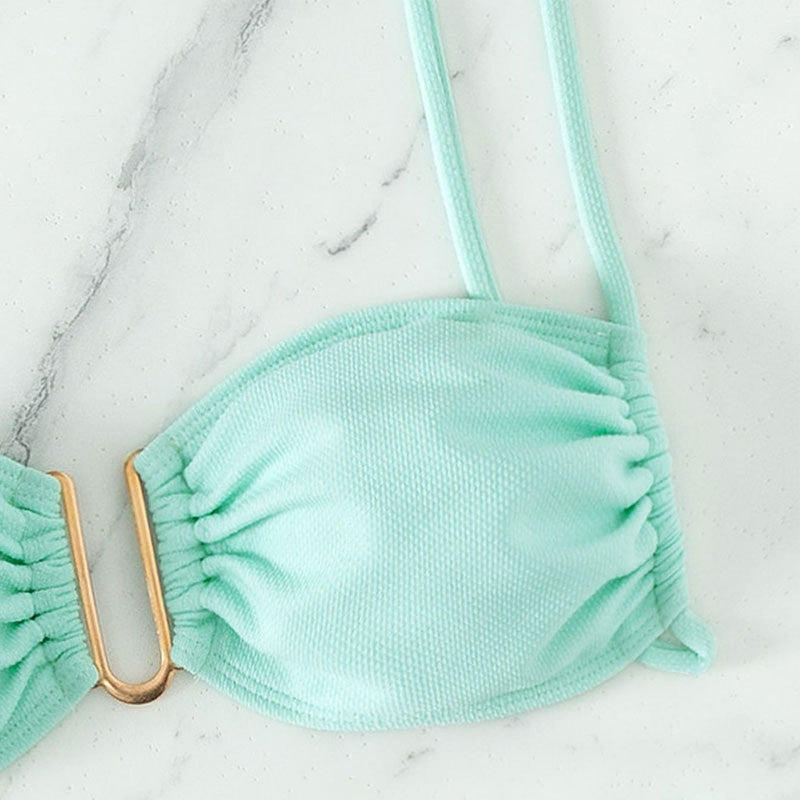 Damen Bikini-Set mit modernen Rüschendetails und elegantem goldenen Akzent